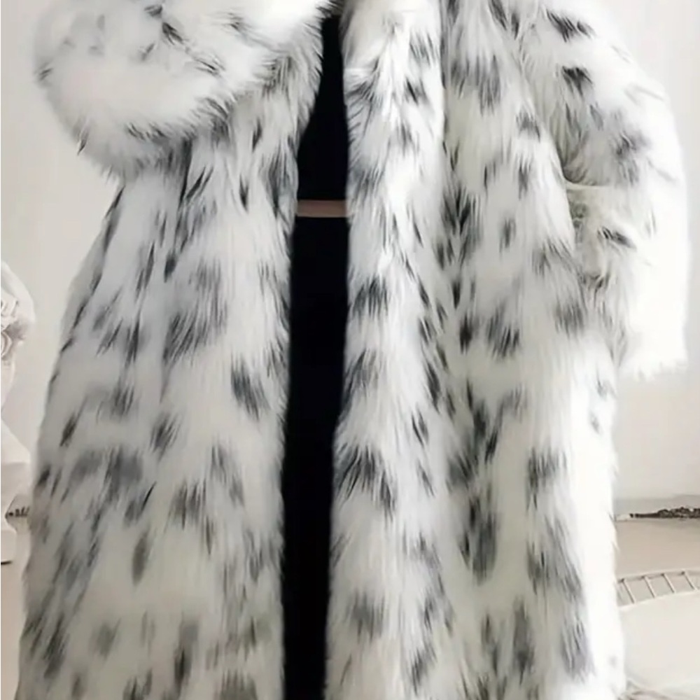 Chic Faux Fur Coat in Black and White